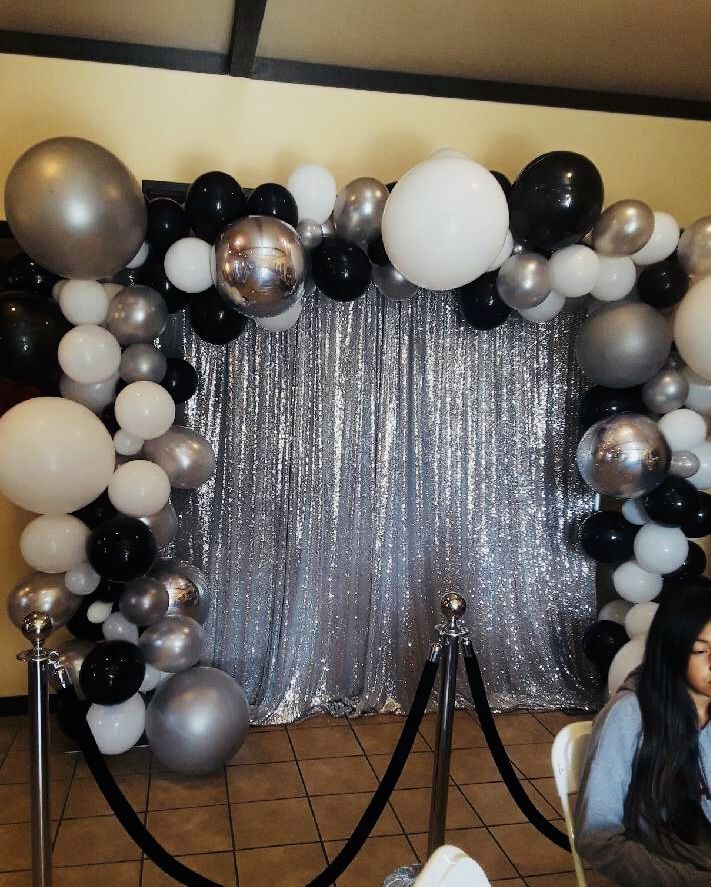 Curtain Backdrop W Balloon Garland